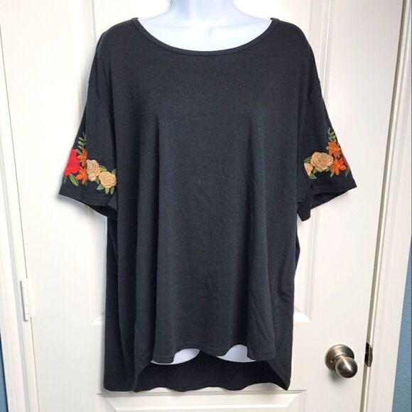 PLUS AMARYLLIS Floral Accent Top - Picture 1 of 8